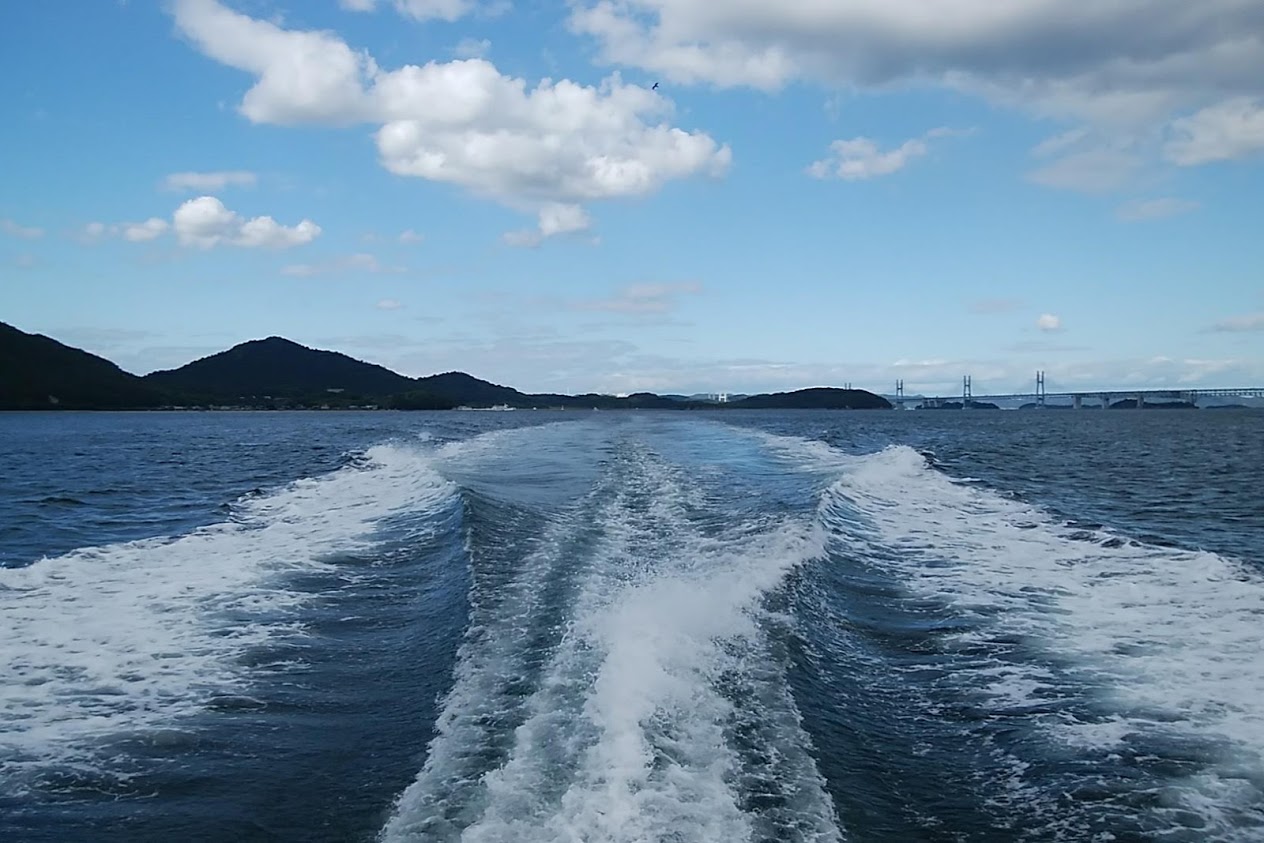 塩飽本島から丸亀港へ船で向かう途中に見える本島（画像左）と瀬戸大橋