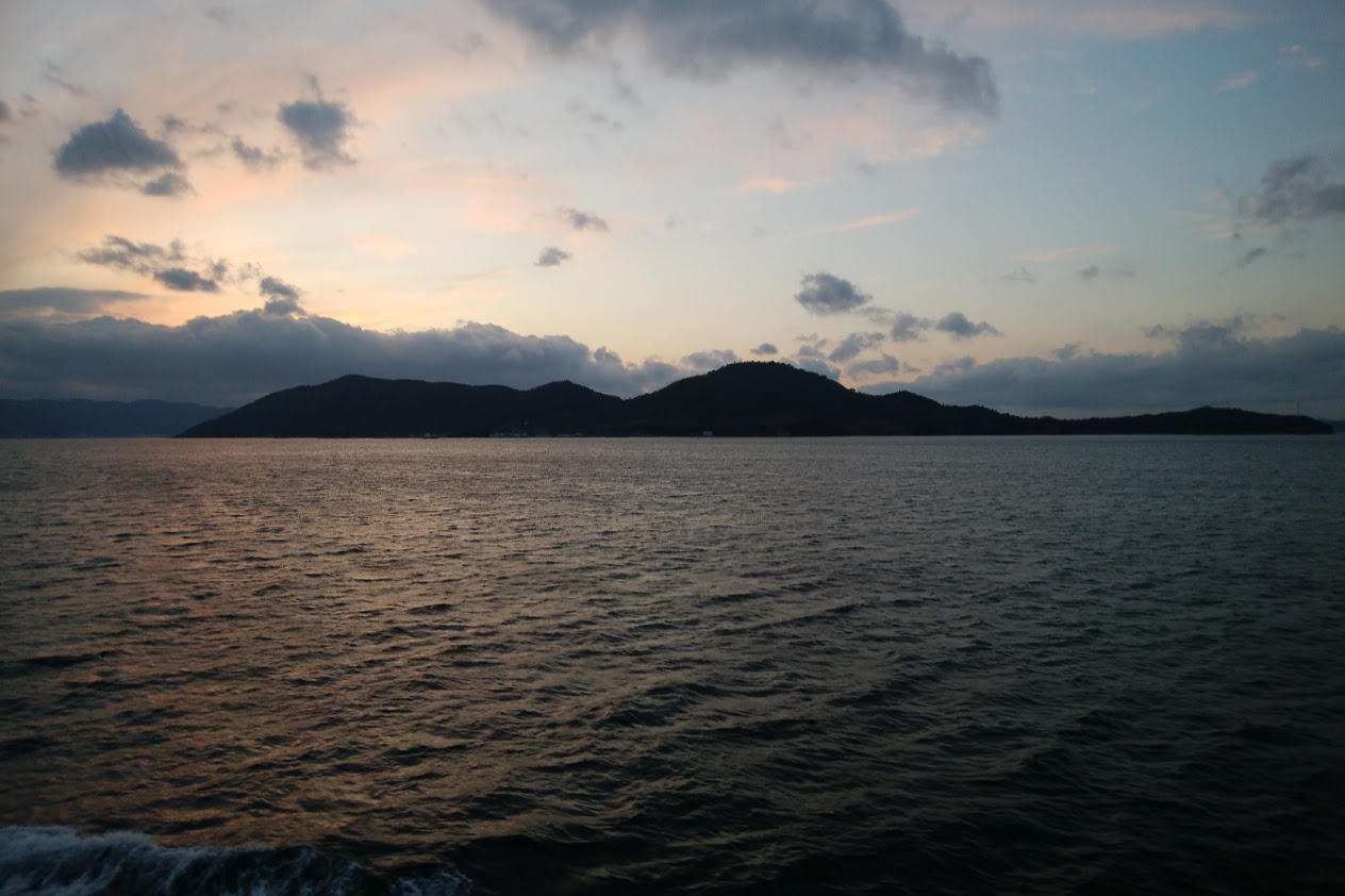 フェリーから見る夕景の女木島