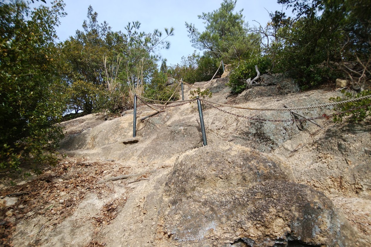 小豆島小瀬地区重岩への急な山道
