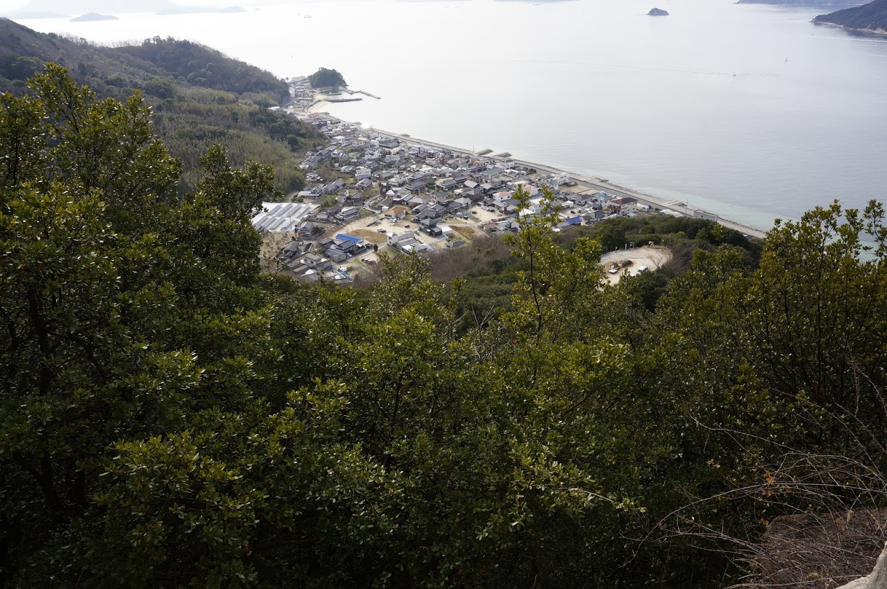 小豆島小瀬地区重岩への急な山道から見下ろす駐車場