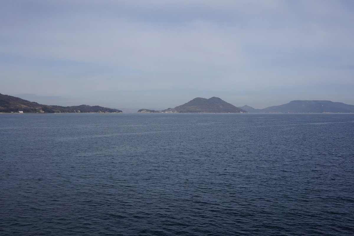 土庄行きフェリーから見る男木島