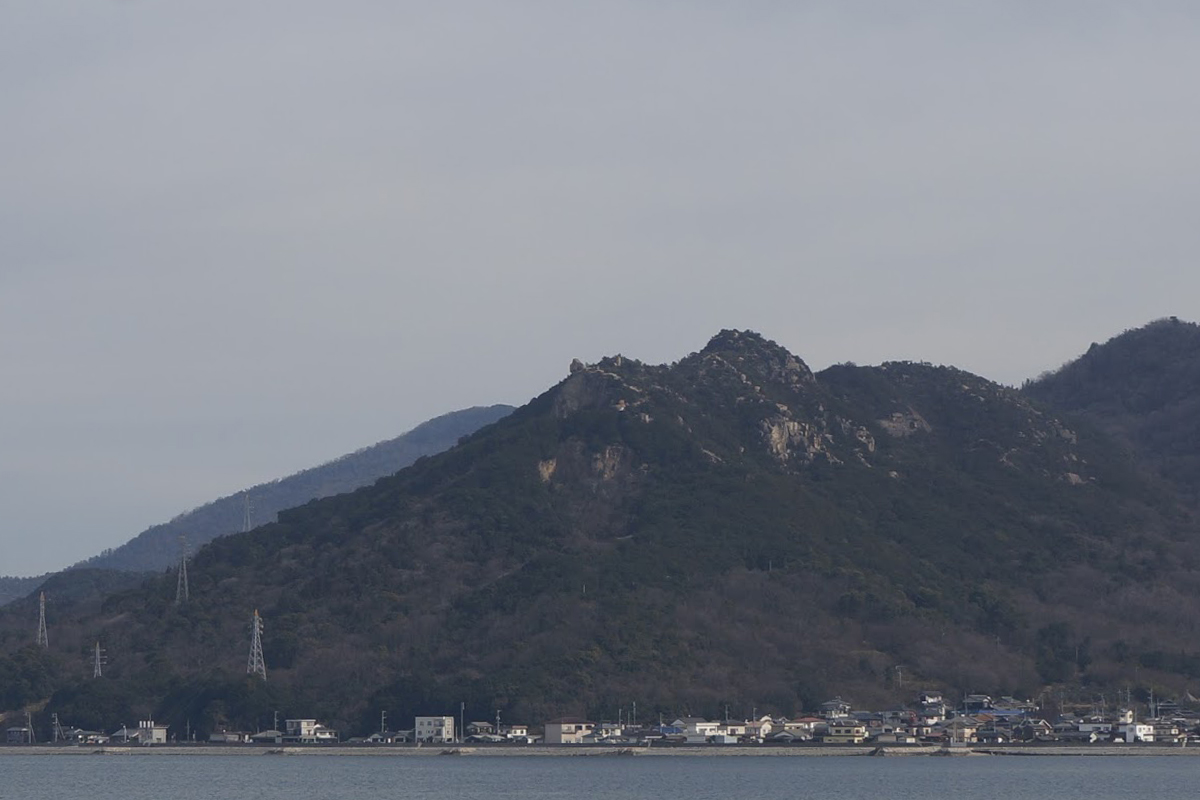 土庄行きフェリーから見る小豆島重岩