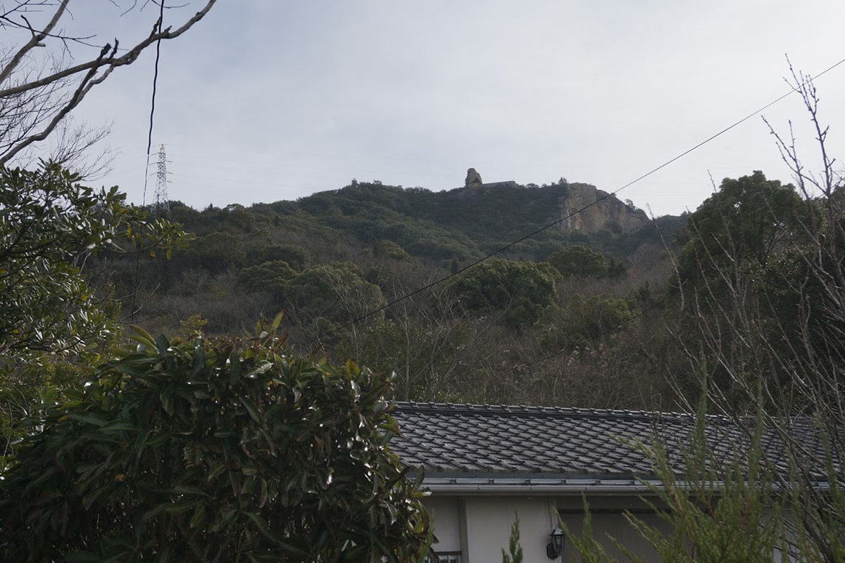 土庄港から重岩へ続く香川県道254号から見上げる重岩