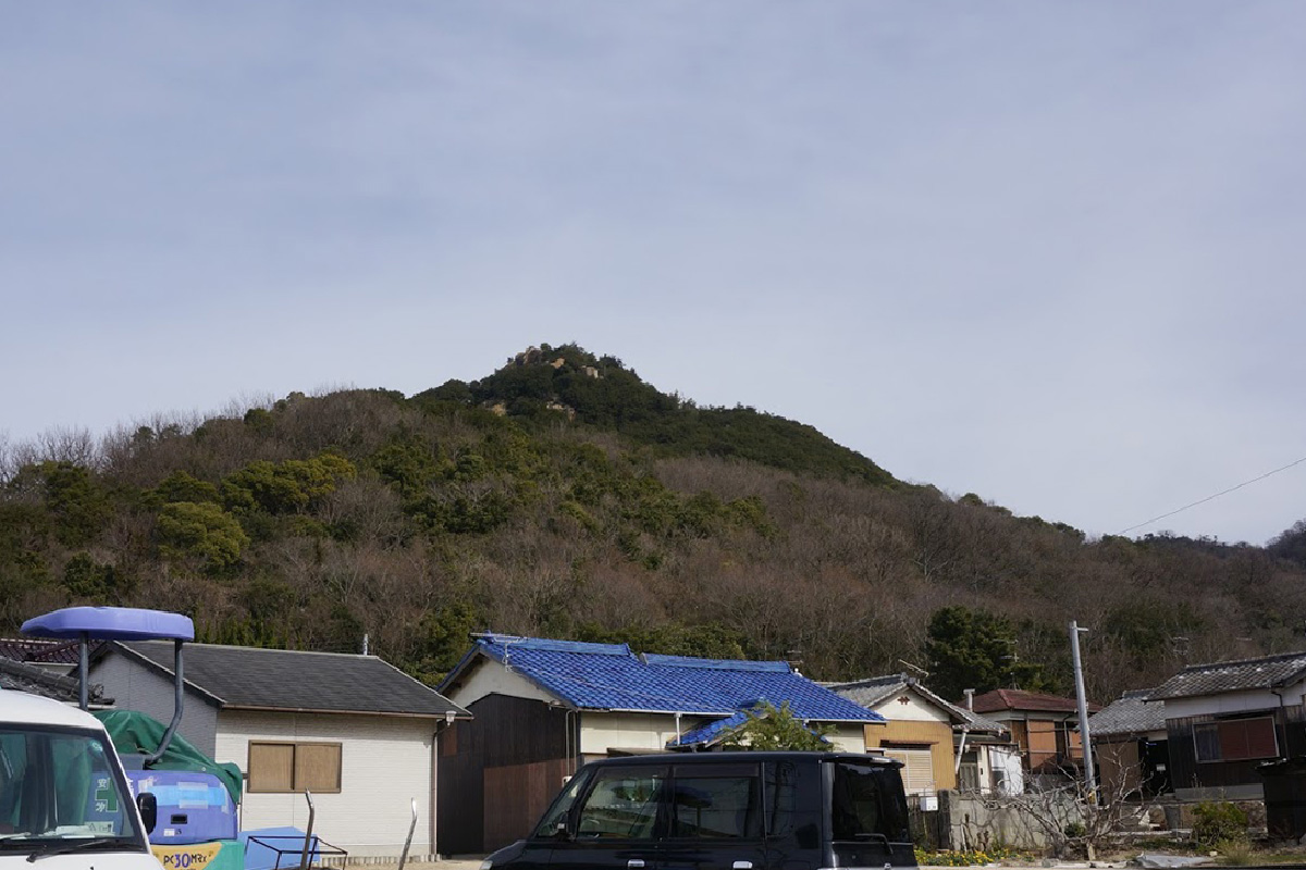 小豆島小瀬地区から重岩を見上げる