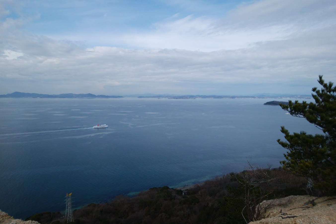 小豆島重岩石鎚神社から見るフェリー