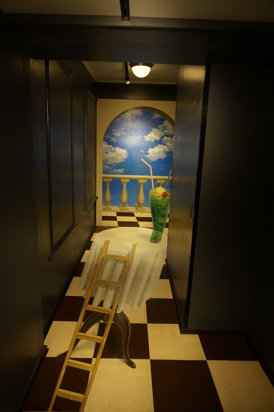 神戸トリックアート 不思議な領事館　錯視の世界　小人と遊ぼう