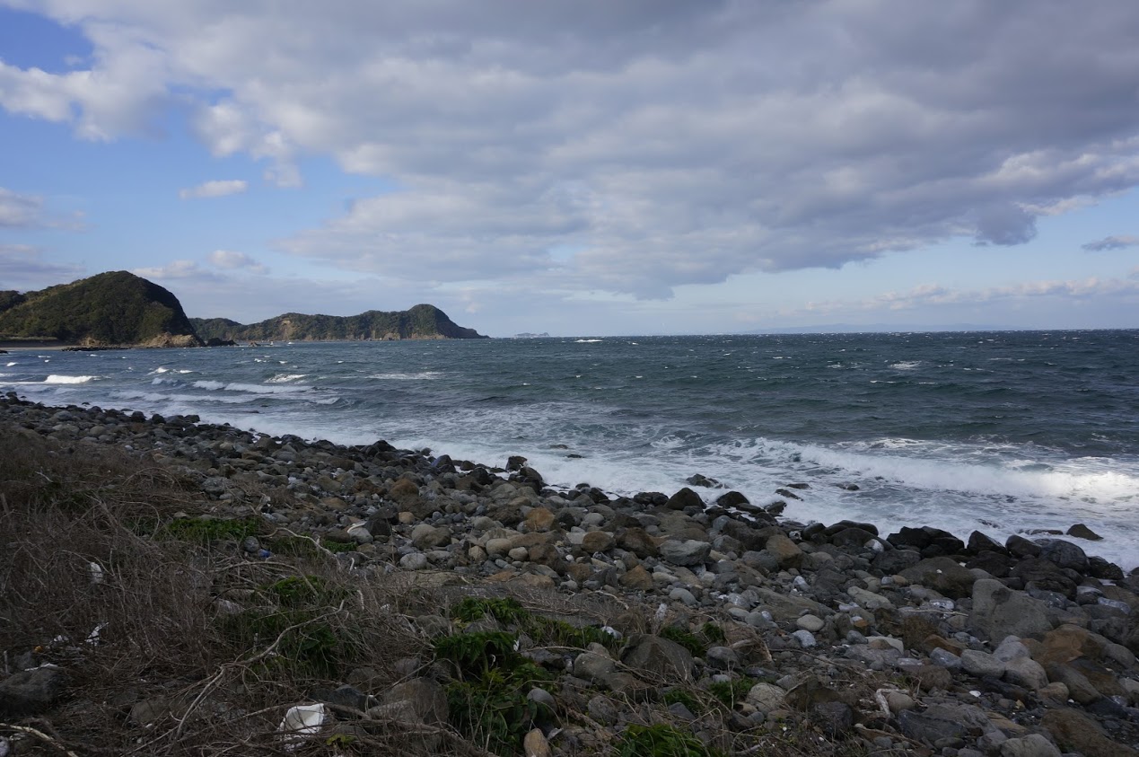 蒲生田岬灯台へ続く道から見る橘湾