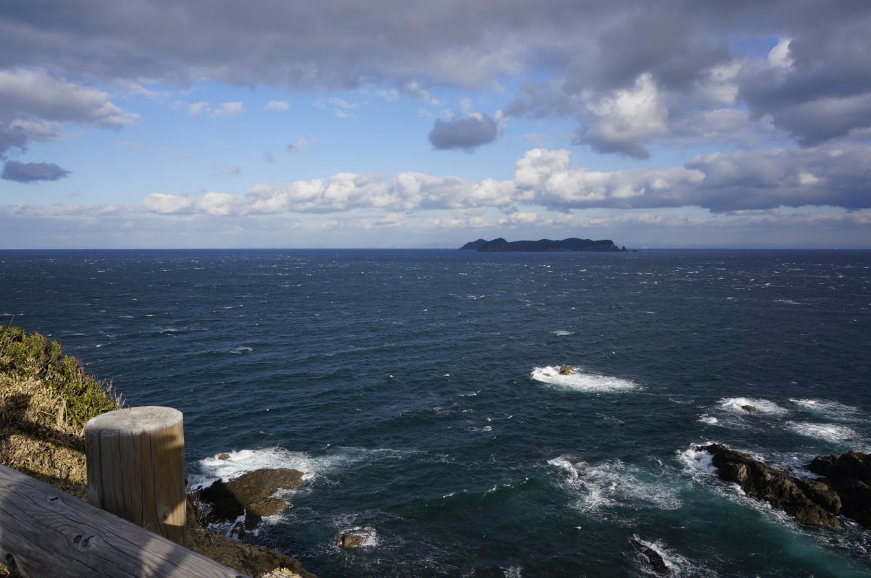 蒲生田岬灯台から見る伊島