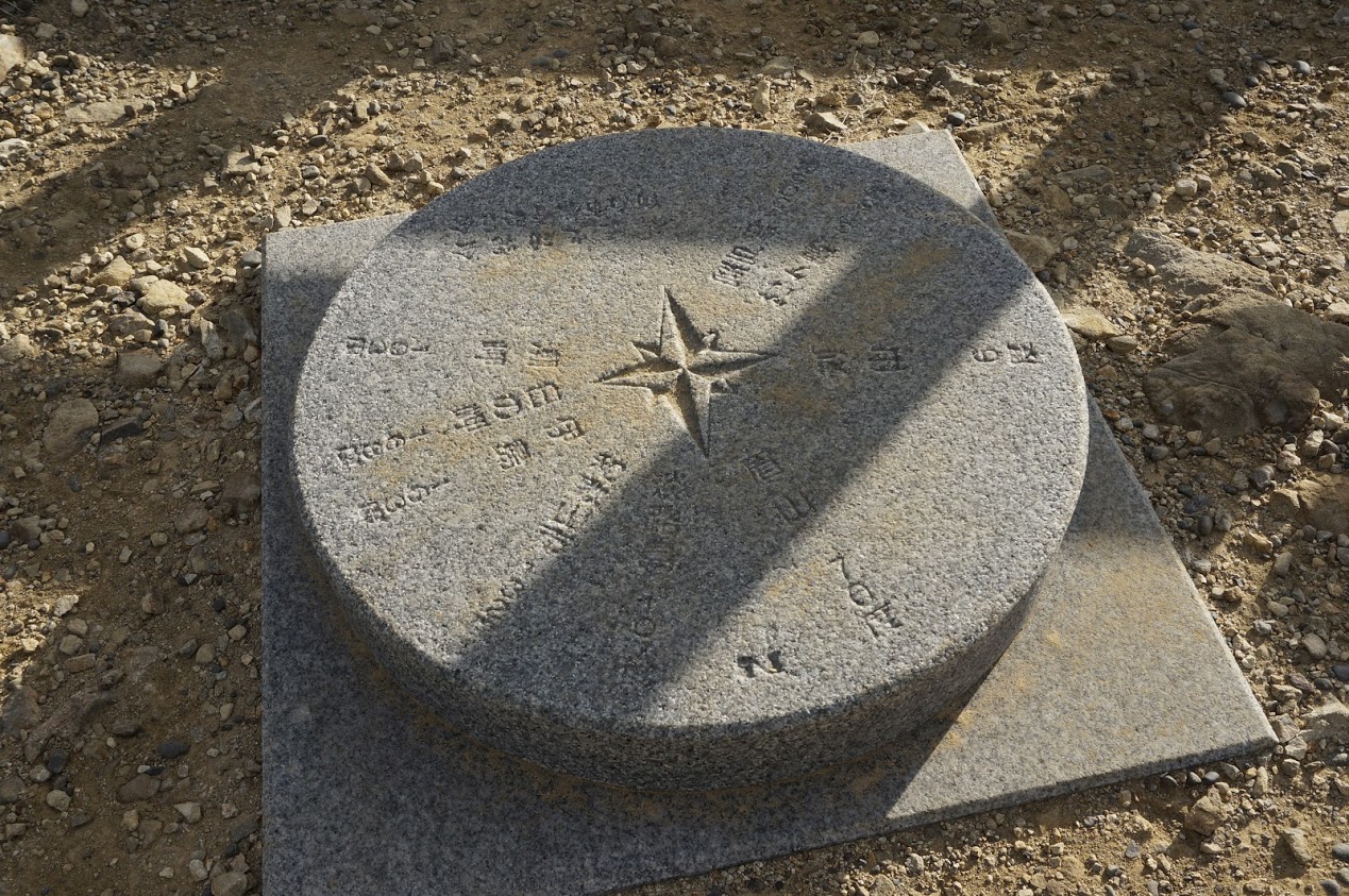 蒲生田岬灯台の方位を刻んだ石碑