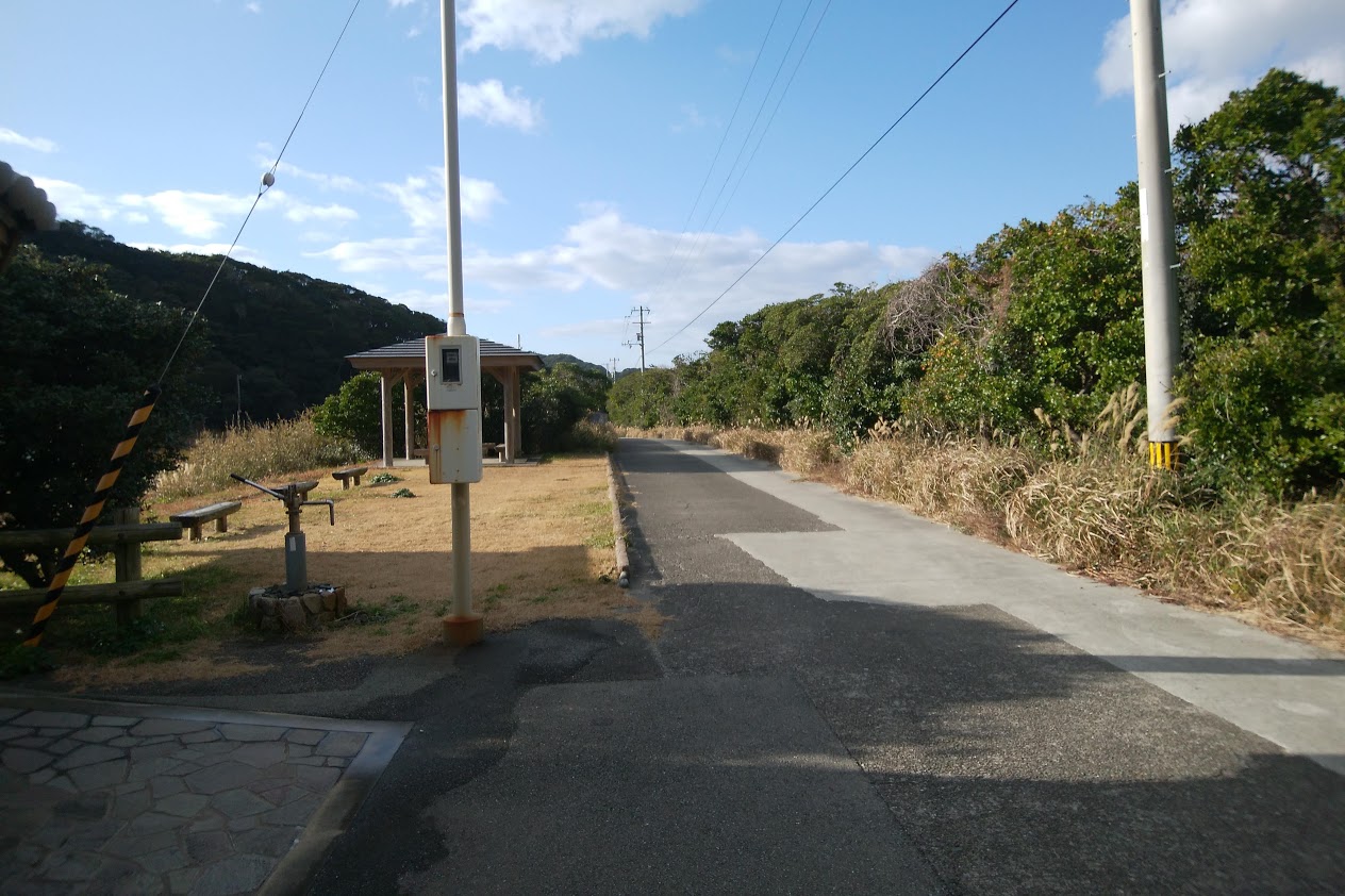 蒲生田岬の駐車場への道