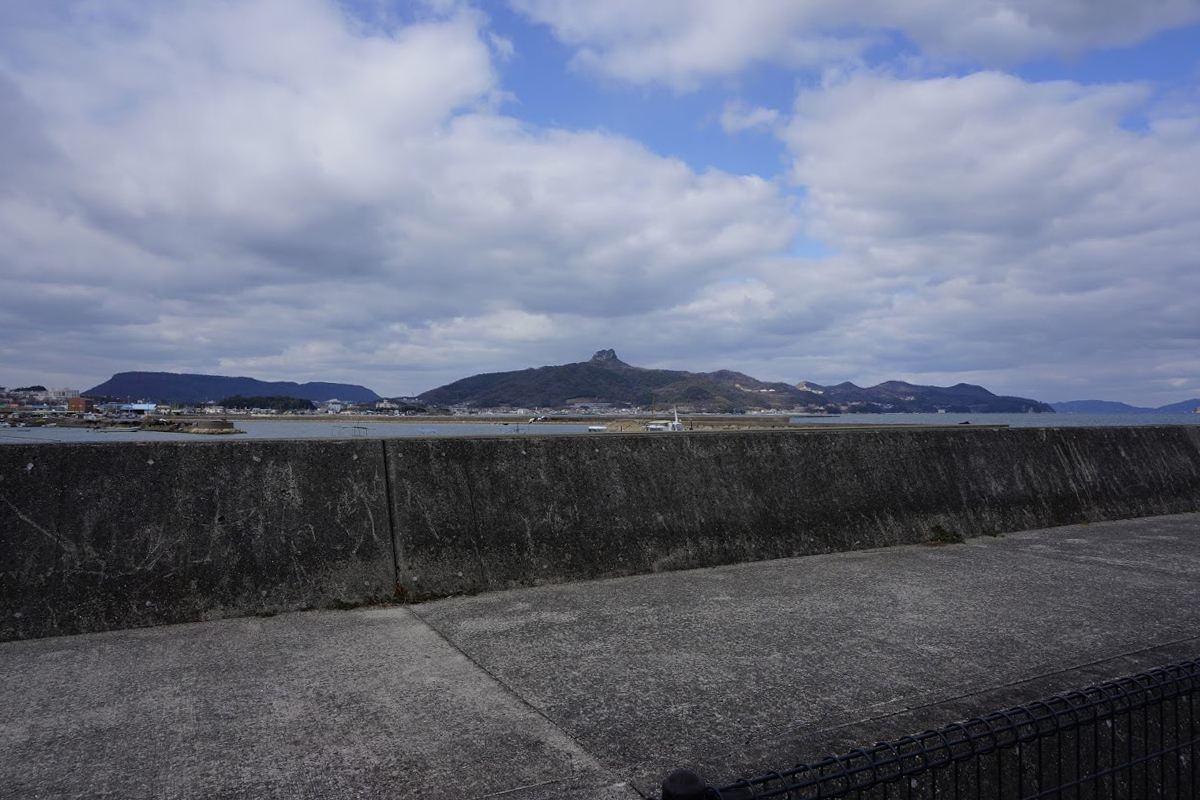 さぬき市役所駐車場から見る五剣山