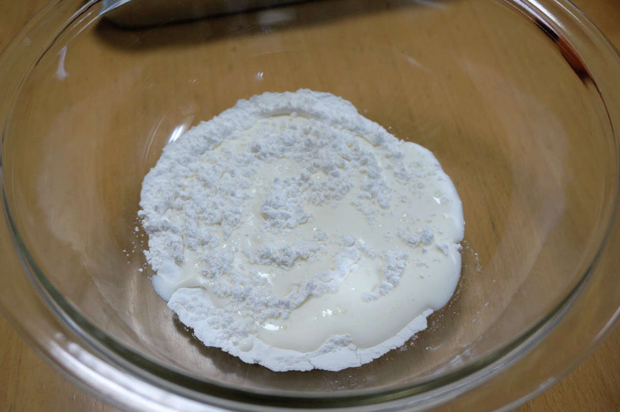 チーズハットグの材料上新粉に牛乳を混ぜる