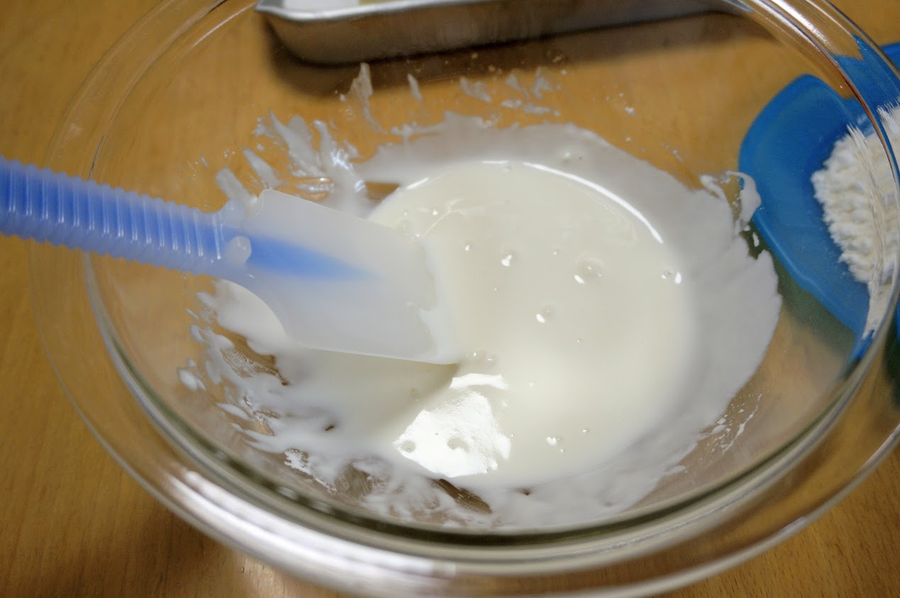 チーズハットグの材料上新粉に牛乳を混ぜる