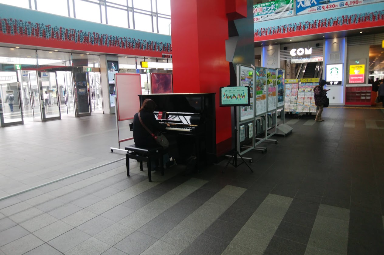 高松駅にピアノを弾くご婦人