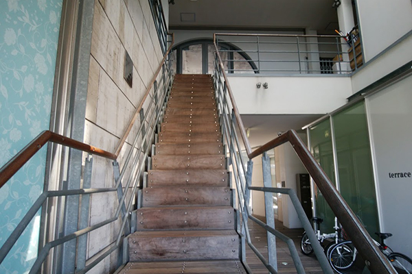 鬼滅の刃カフェの前の階段