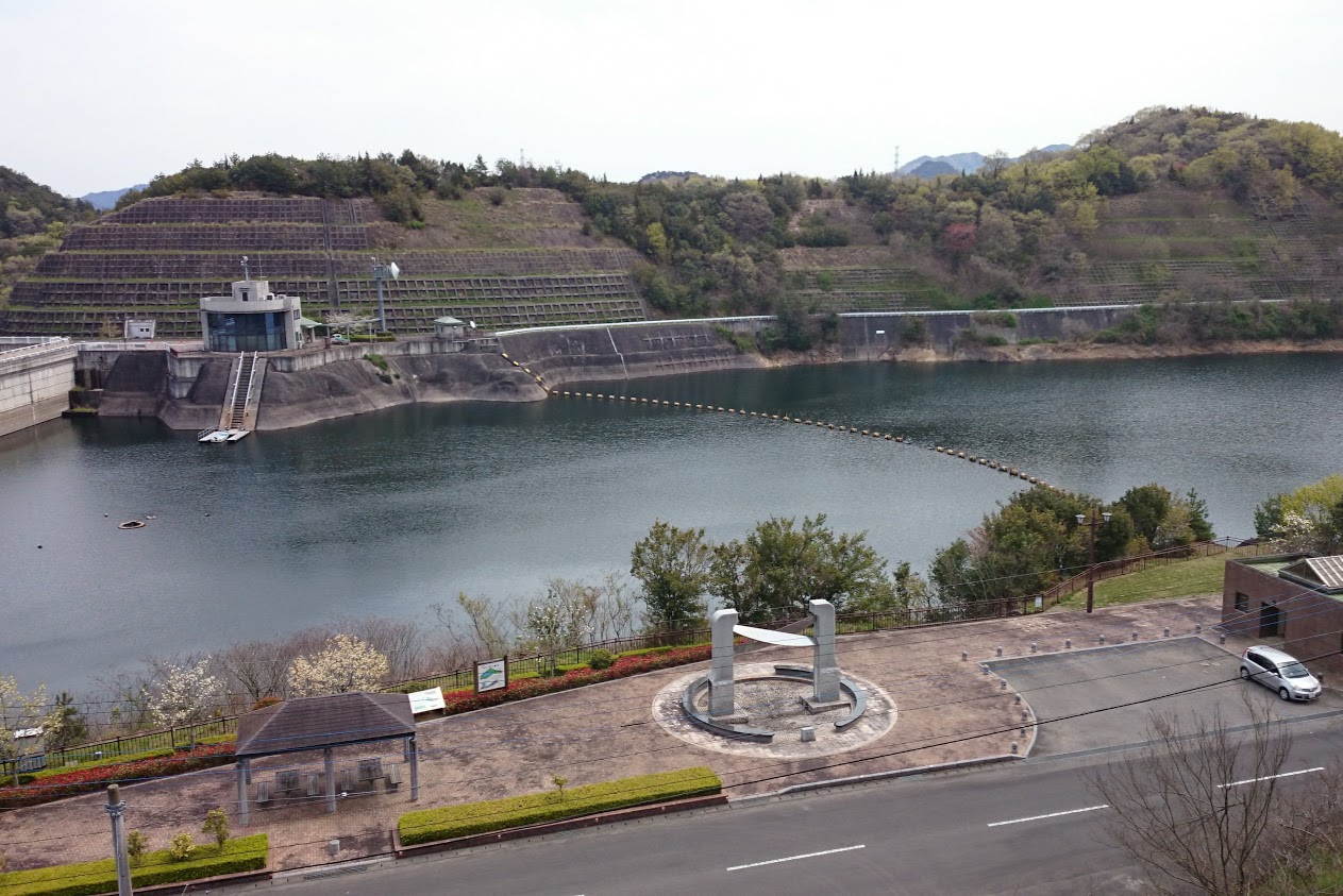 山上公園への階段から見る門入ダム