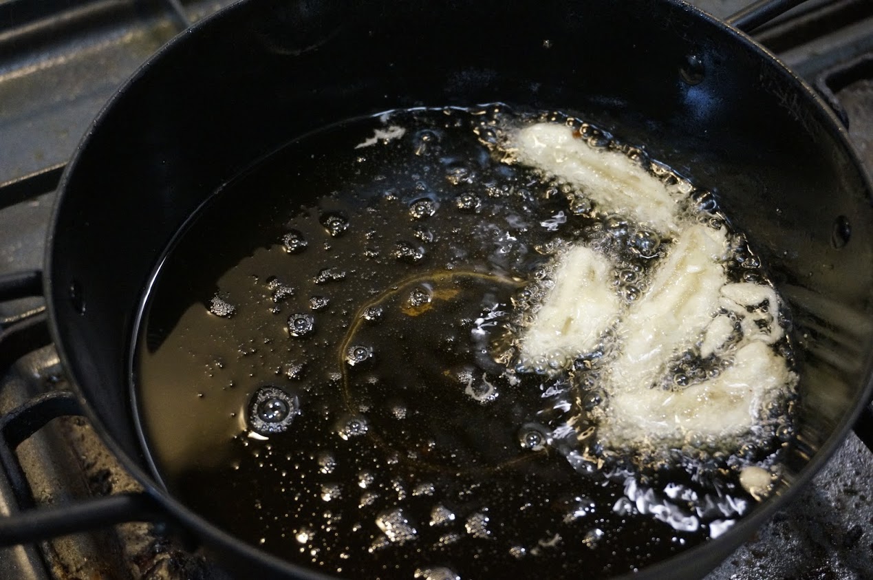 葉ごぼうの天ぷら　油で揚げる