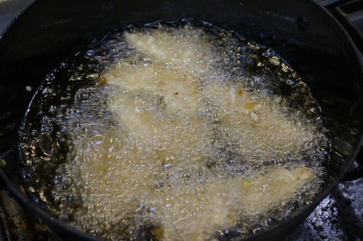 タケノコの煮つけ　油で揚げる