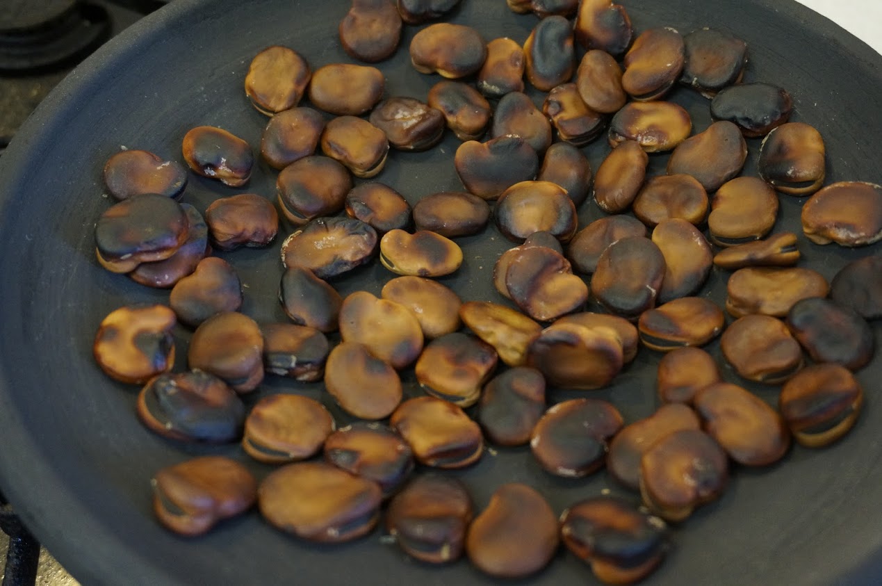 焙烙の上で煎って焦げる乾燥そら豆