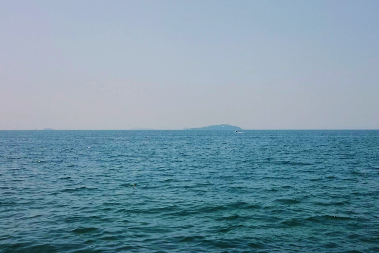 一の宮海岸から見る燧灘と伊吹島