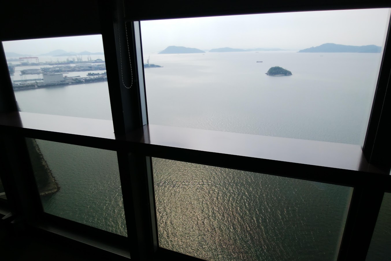 宇多津ゴールドタワーから見る瀬戸内海高見島