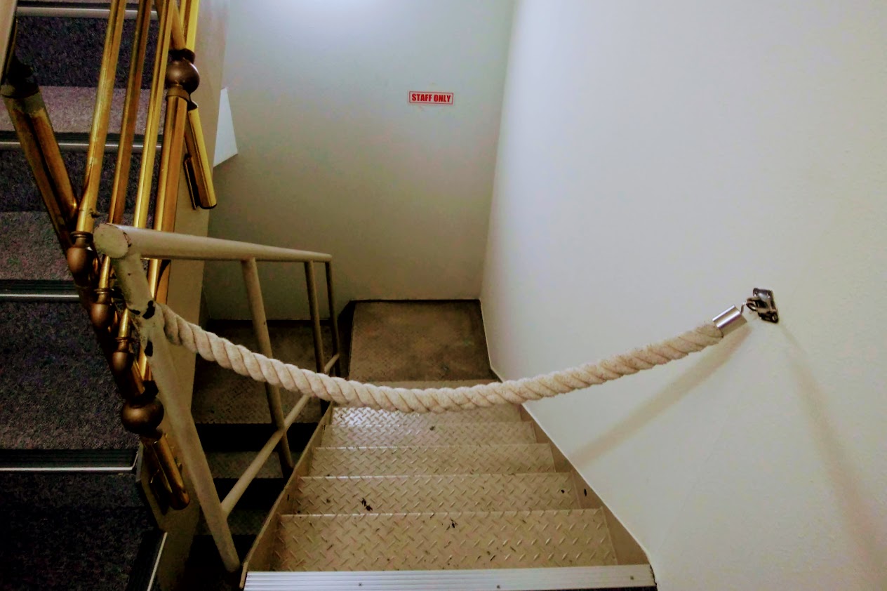 宇多津ゴールドタワー階段では地上に行き来できません