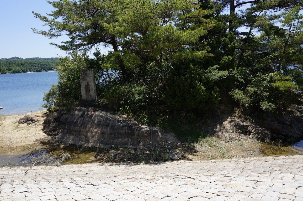 満濃池 護摩壇岩