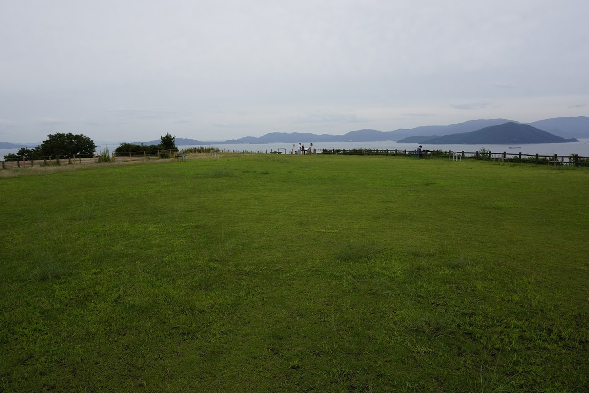 大串半島の芝生広場から見る小豆島