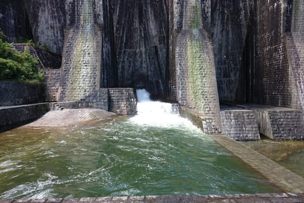 豊稔池ダム 中樋から放水