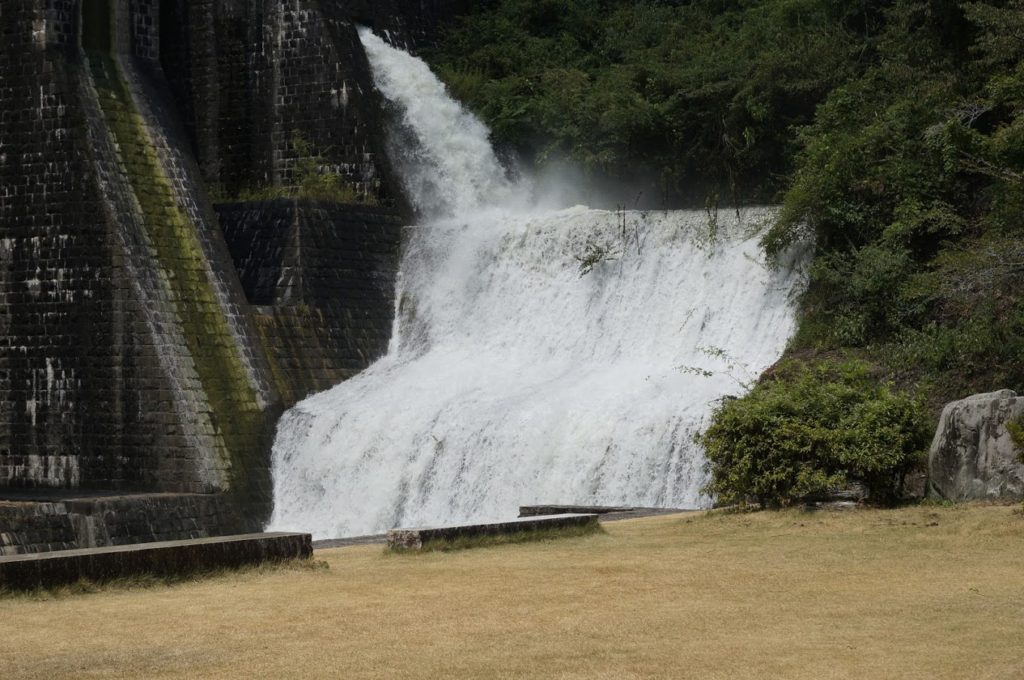 豊稔池ダム上樋から放水