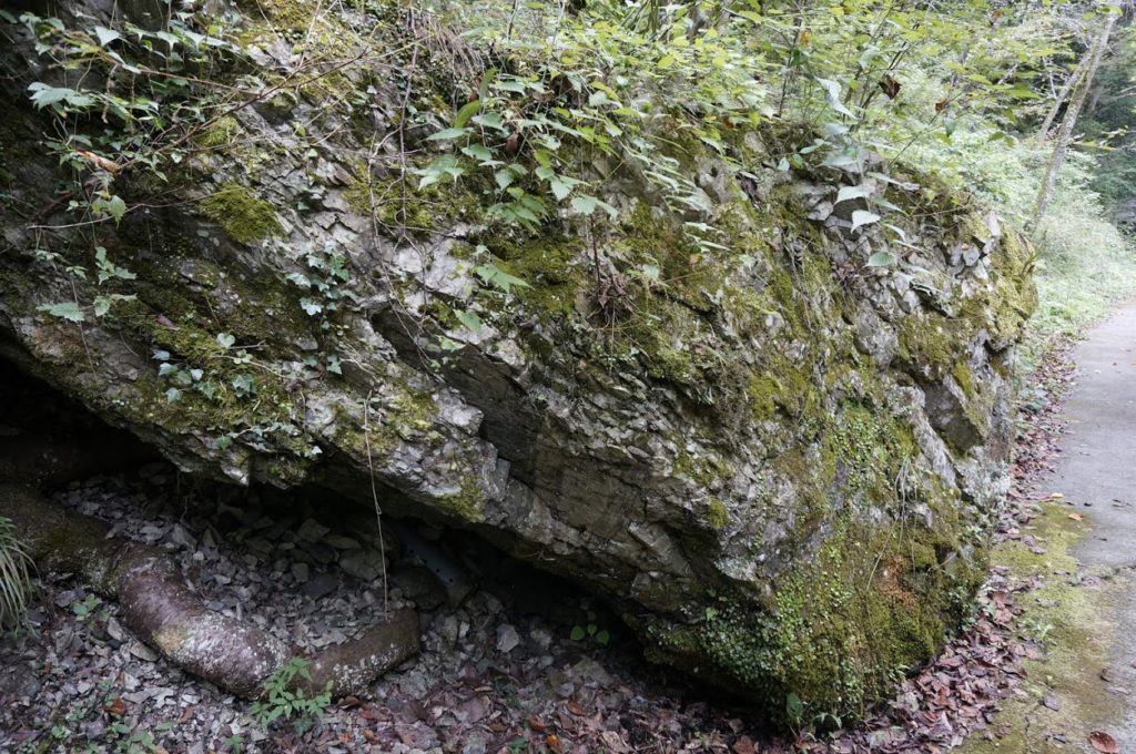 美霞洞八景を探す途中で見た岩