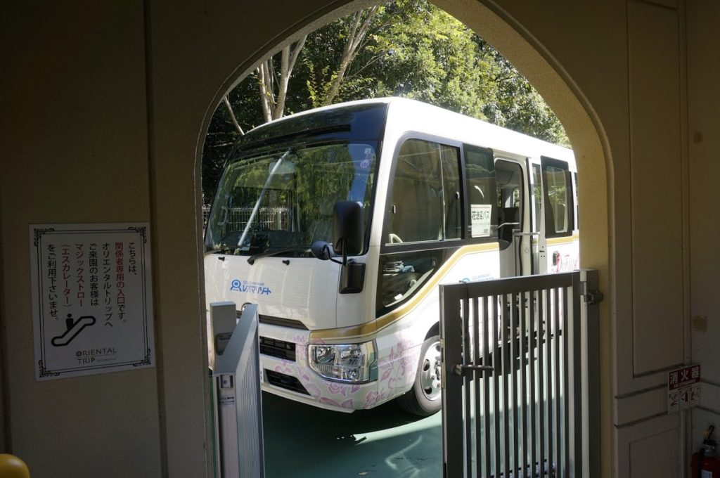 オリエンタルトリップ入口の送迎バス