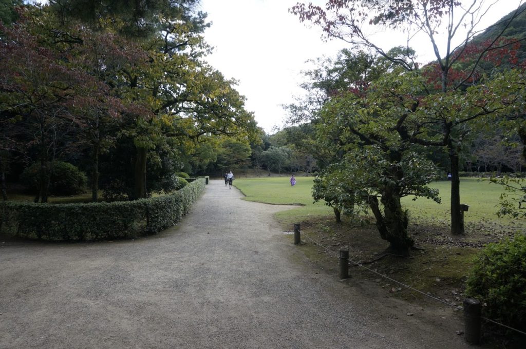 秋の栗林公園　芝生広場