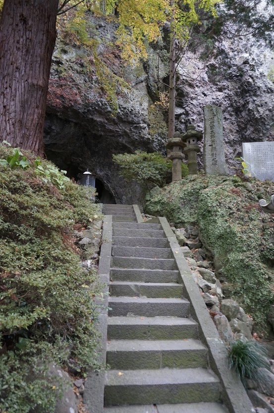 洞雲山の階段