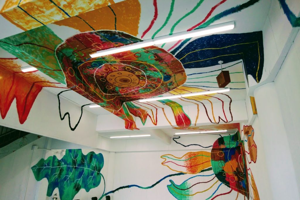 高松市中央卸売市場関連商品売場棟のアートスペース壁画スペース負けてたまるか！~満開のヒマワリ～