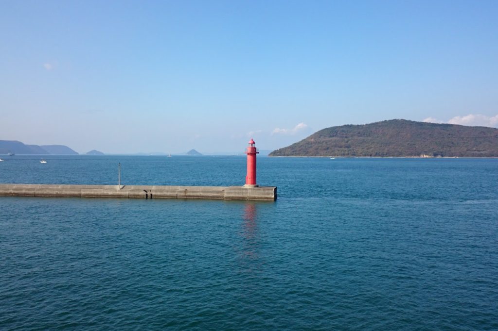 高松港　沖合の赤灯台
