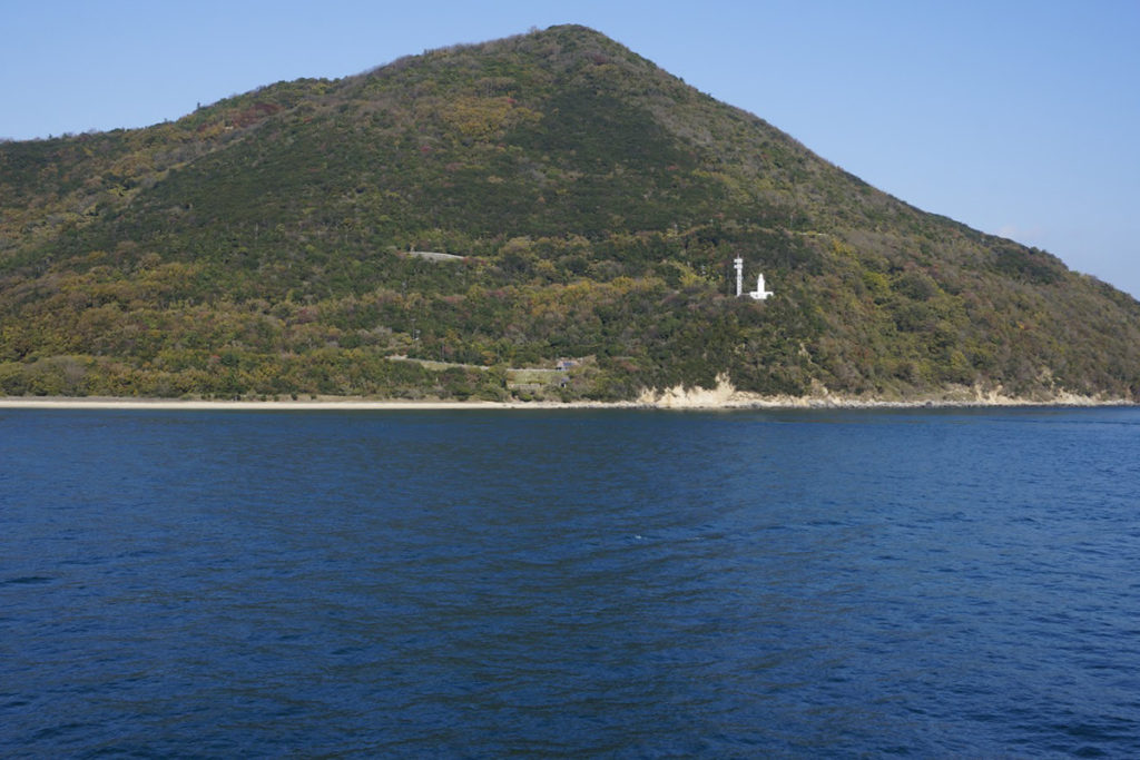 フェリーから見る小豆島釈迦ヶ鼻園地と地蔵崎灯台