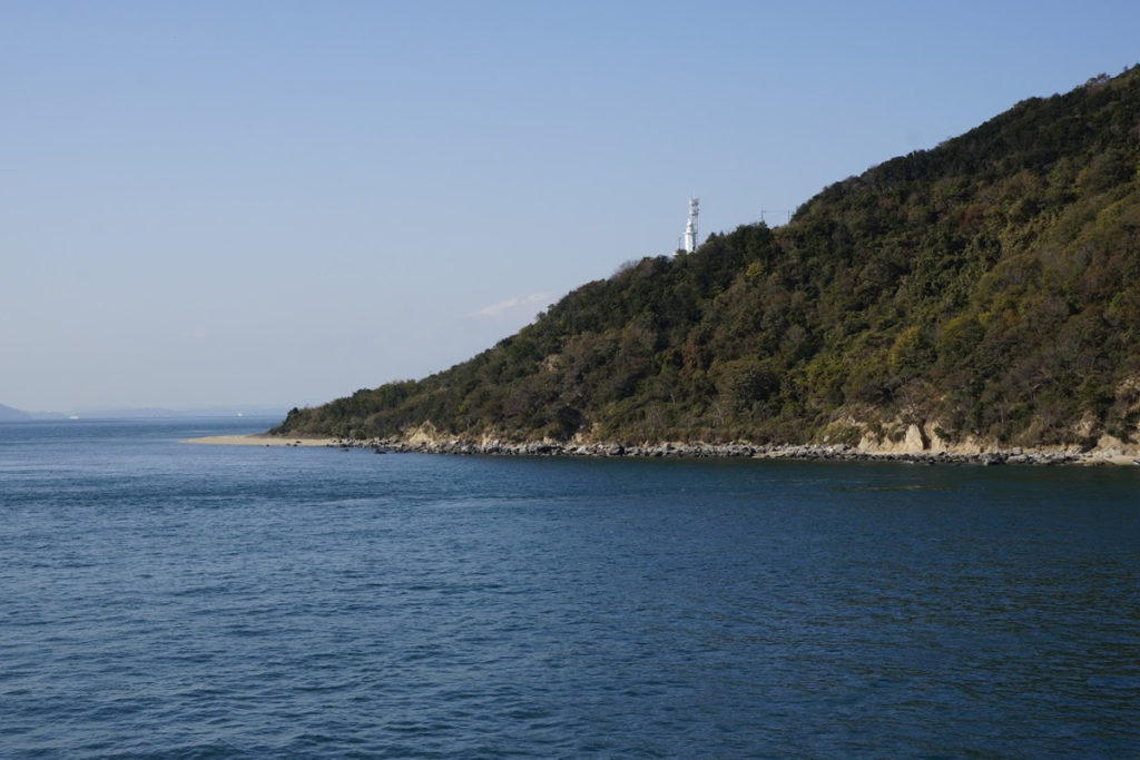 フェリーから見る小豆島三都半島　地蔵崎灯台