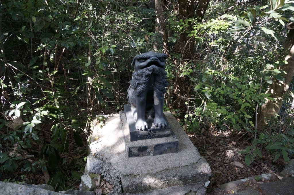讃岐十景汐木山荒魂神社二の鳥居の狛犬