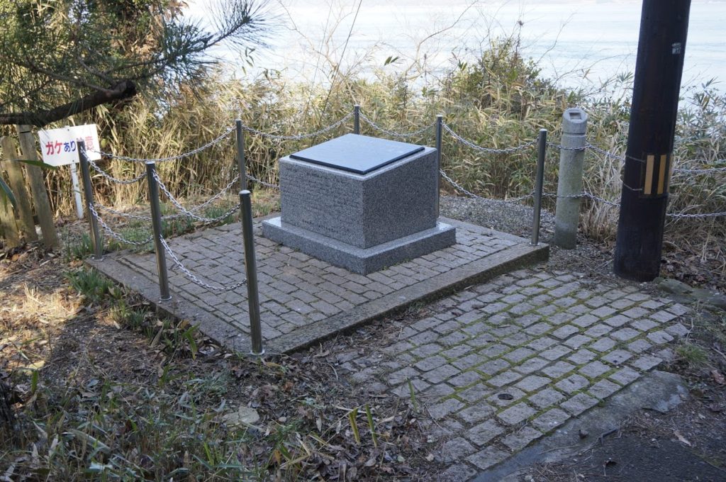 男木島灯台前の石碑