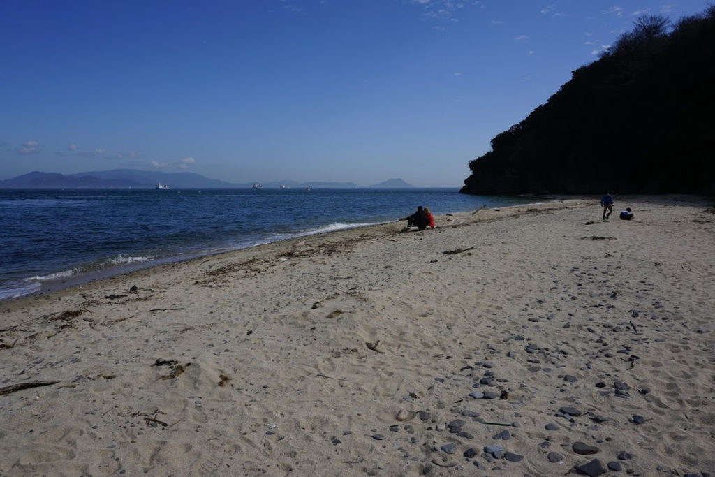 男木島灯台脇の砂浜