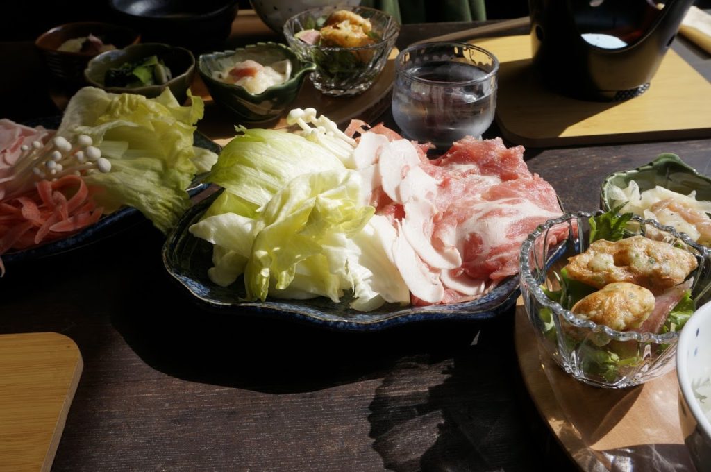 島のゲストハウスとカフェ ogijimaゆくるのランチオリーブ豚のしゃぶしゃぶ