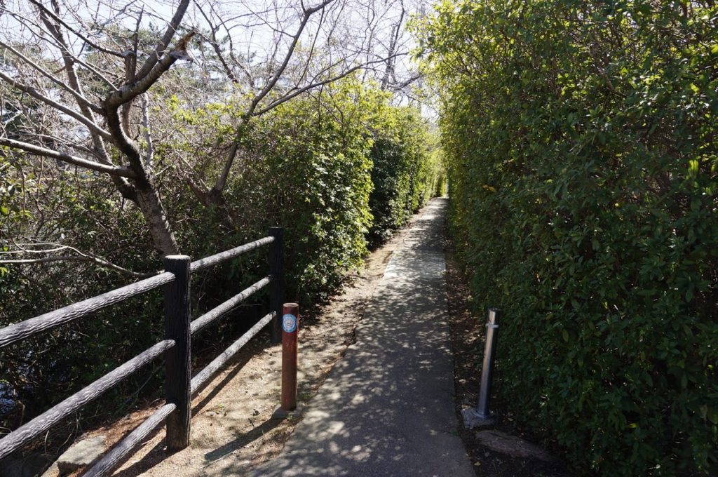 仏生山公園から法然寺へ抜ける垣根