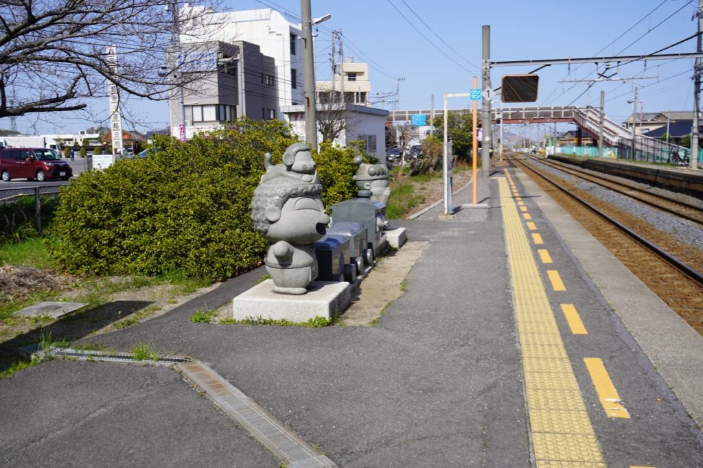JR鬼無駅の桃太郎電鉄石像