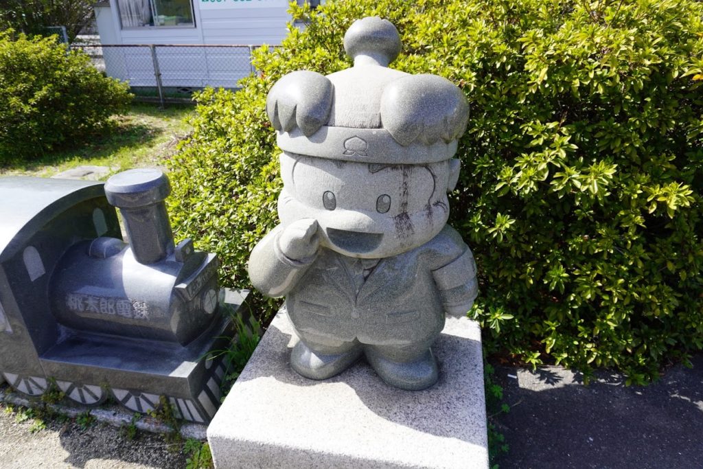 JR鬼無駅の桃太郎電鉄桃太郎石像