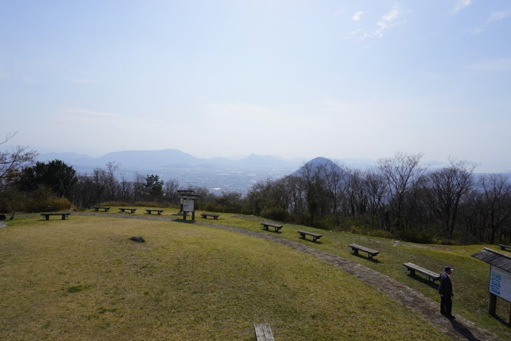 城山山頂展望台から讃岐富士（飯野山）、象頭山