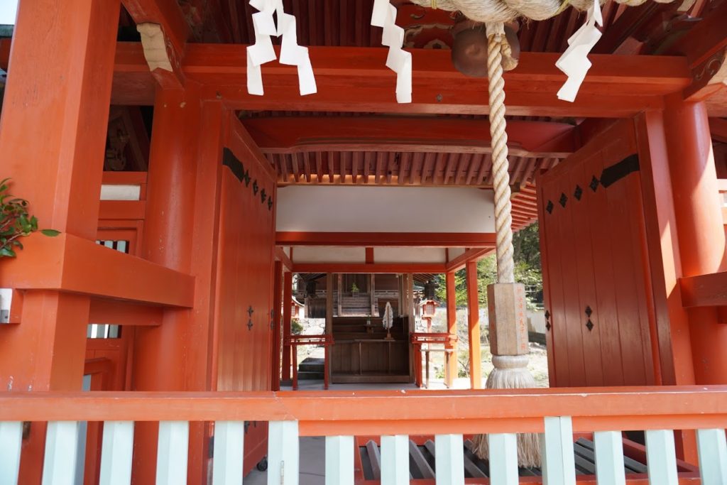 神谷神社国宝本殿が奥に見える