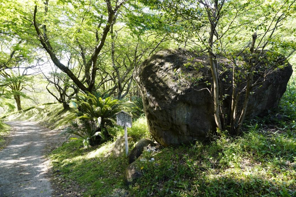 神谷神社の奥の影向石ようごうせき（磐境いわさか）