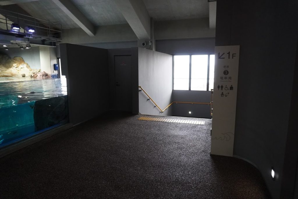 足摺海洋館SATOUMI　1階へ降りる階段