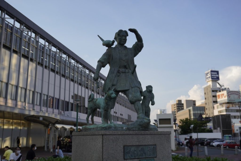 岡山駅前広場の桃太郎銅像